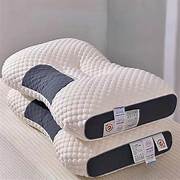 una almohada ortopédica ayuda a mantener tu cuello y columna alineados durante toda la noche.